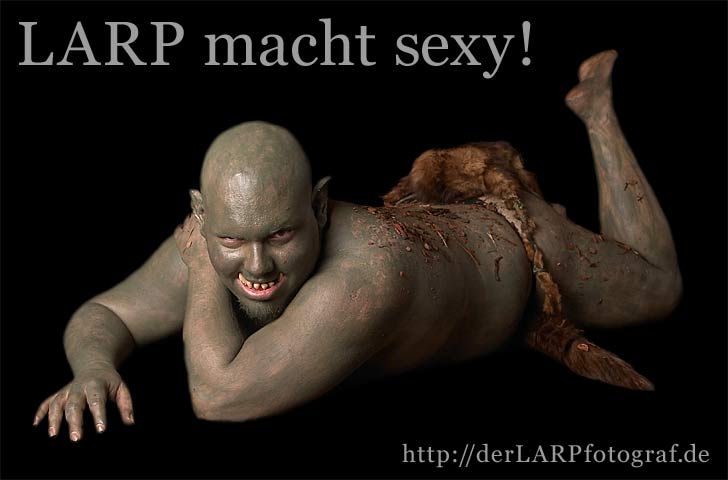 LARP macht Sexy - Fantasy Pinup Ork liegend